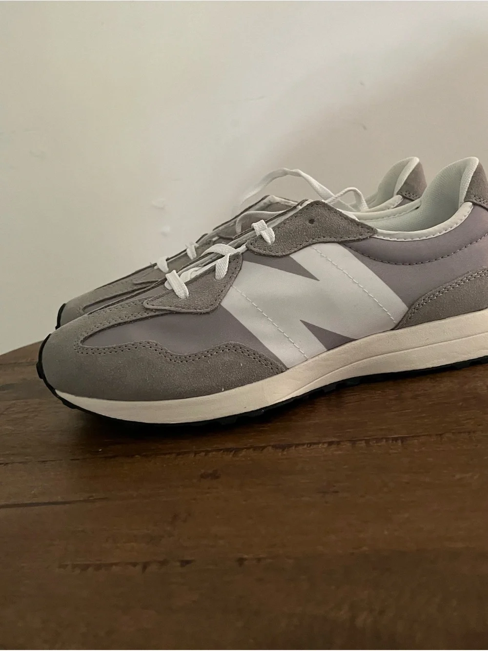New Balance Kids(or Women’s) 327 Light Grey and White Retro Runner NEW - Picture 4 of 5